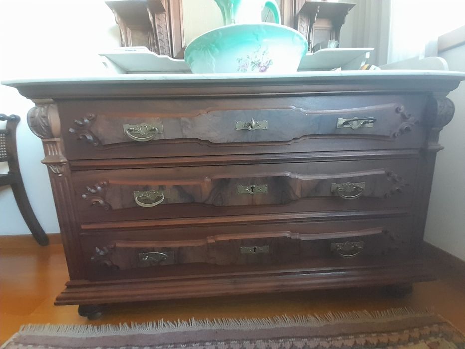 Cómoda muito antiga com alçado de madeira e tampo em mármore