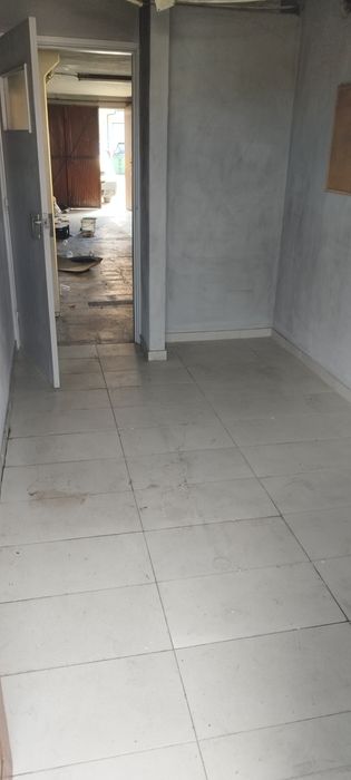 Garagem ,com escritório e wc