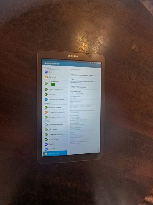Планшет  Samsung SM-T561