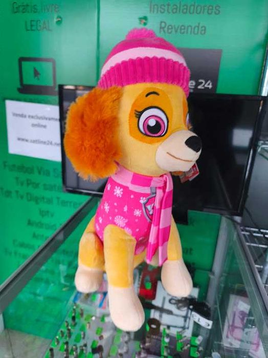 Peluche Patrulha Pata Skye de Inverno 45cm sentado