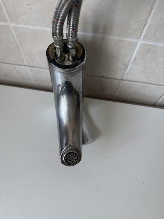 Змішувач для кухні та ванної кімнати з картриджем та шлангами.