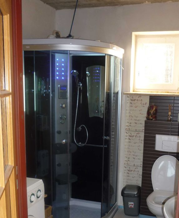 Sprzedam ładnie położoną, szeroką działkę z domem