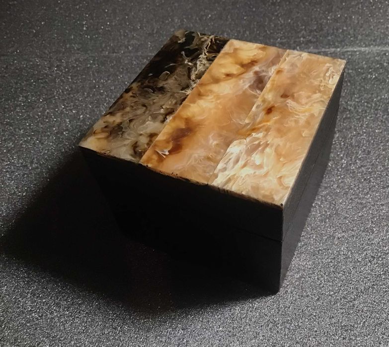 Pequenas caixas de madeira com original tampa decorativa em osso