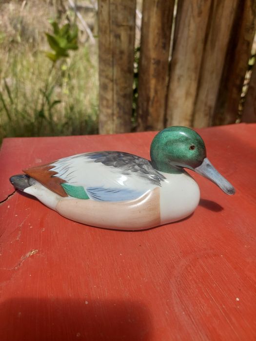 Pato de porcelana pintada antigo