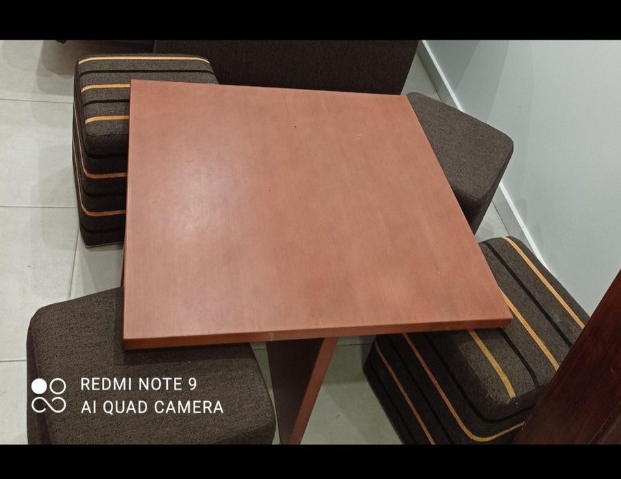 Mesa de centro com quatro puffs em bom estado