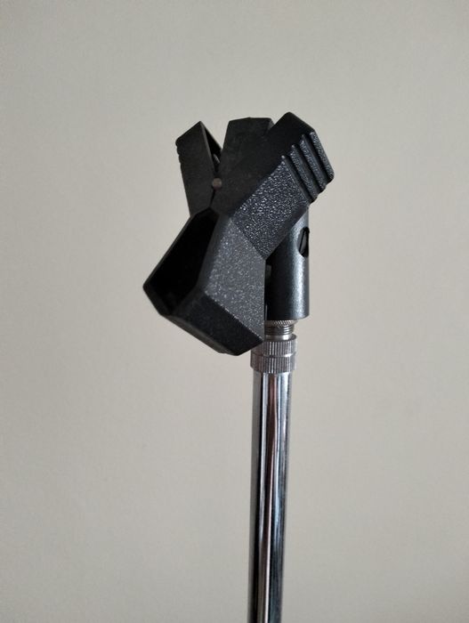 Tripé de mesa para microfone.