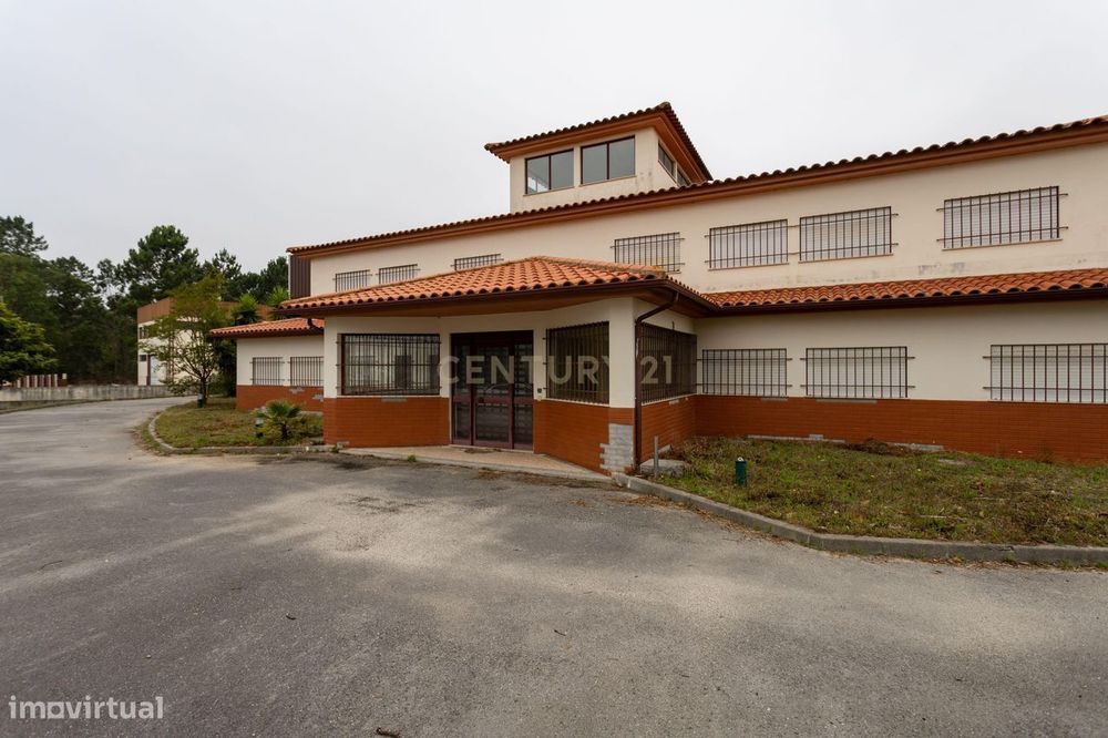 Armazém com zona comercial e escritórios-Zona Industrial Ortigosa (Lei