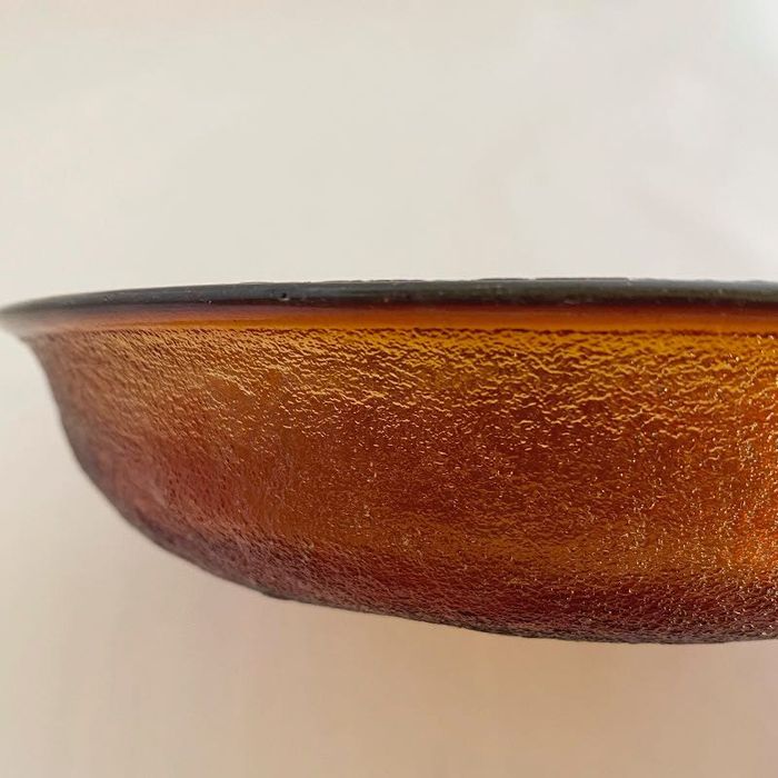 Talerze w miodowym kolorze