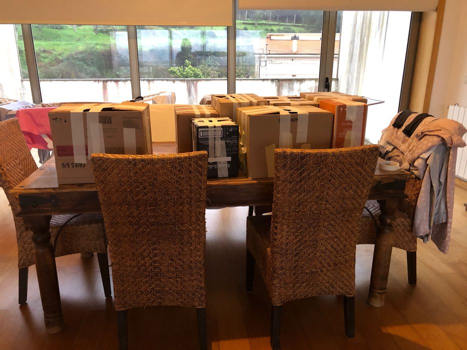 Móveis usados: aparador, mesa, cadeiras