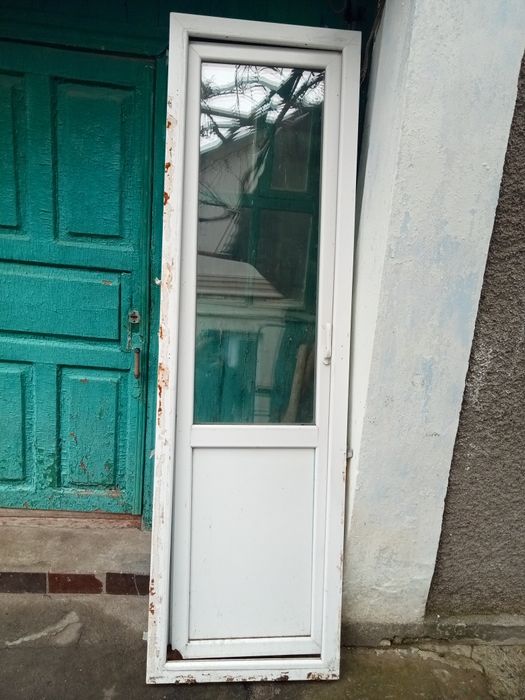 Продам дверь, хороший профиль, три стекла, размеры 2,26*0,66метра .
