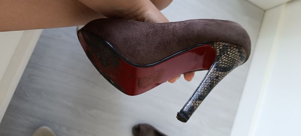 Sandálias em pele castanhas de salto tamanho 35