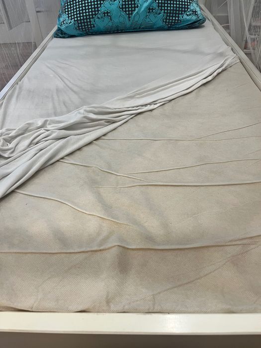 Cama de criança com colchão e estrado