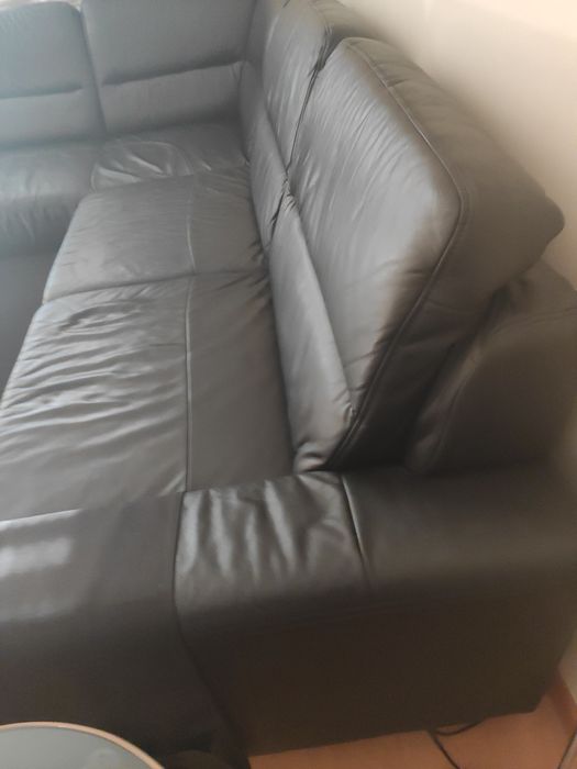 Sofá cama em pele preta