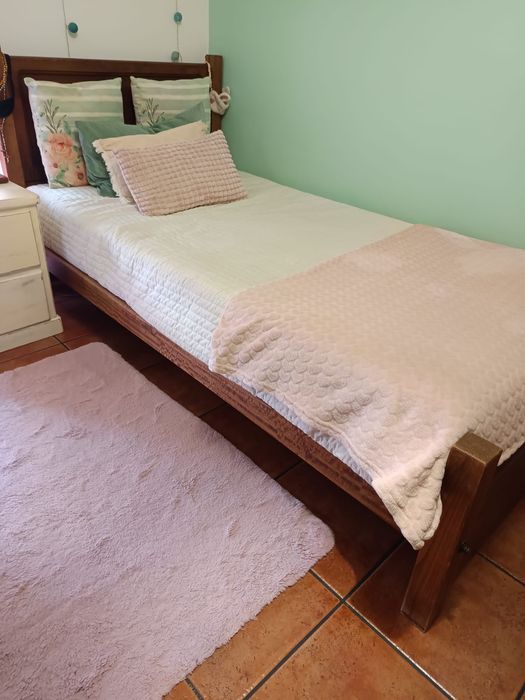 Cama de madeira maciça com colchão