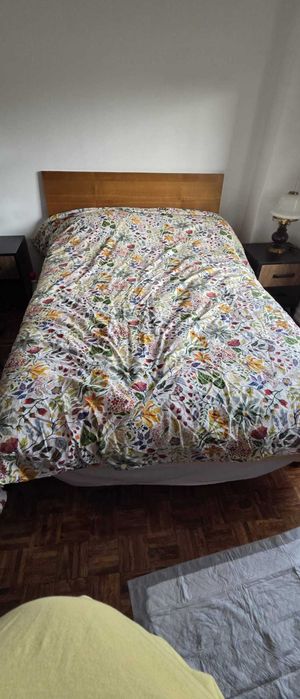 Cama de casal com colchão, duas mesas de cabeceira e dois candeeiros