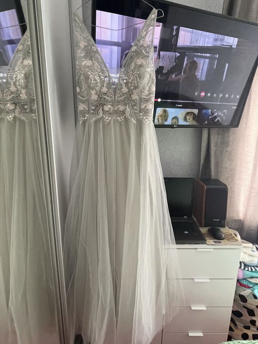 Дуже гарна вечірня сукня! ШАХРАЇ не тратьте свій час.