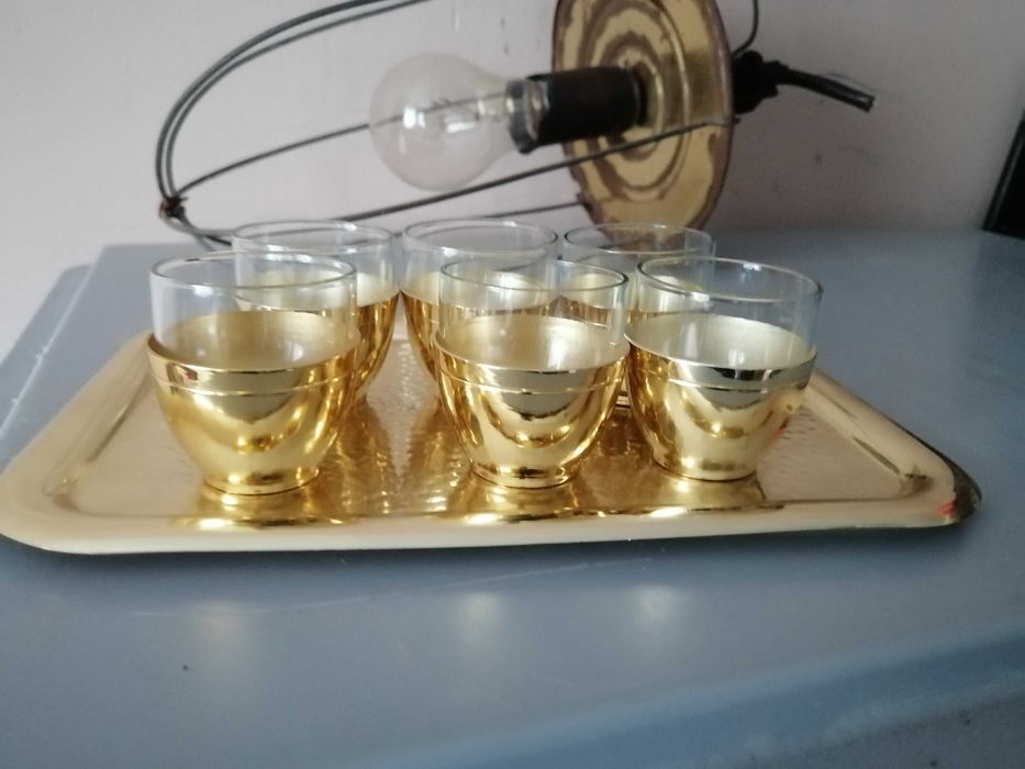 male kieliszki z taca aluminiowa