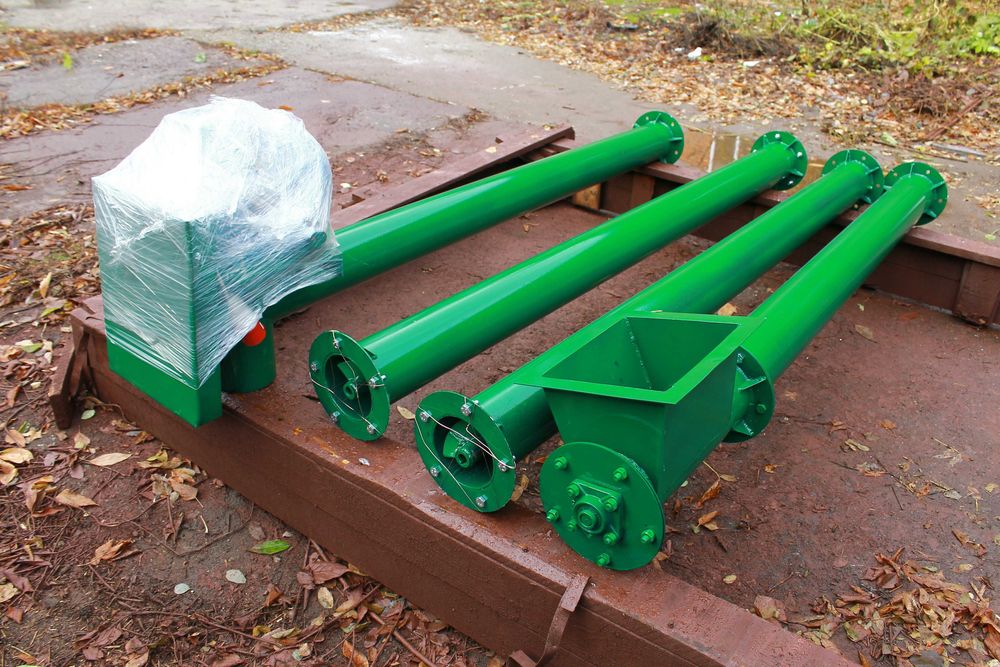 Шнековый погрузчик зерна сои кукурузы. Винтовой конвейер в трубе. шнек