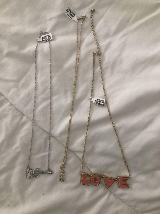 Colares pechisbeque LOVE e Guitarra
