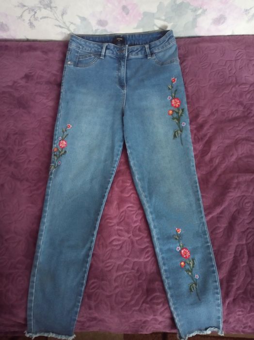 Жіночі джинси з вишивкою 12