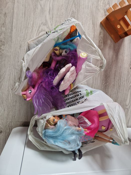 Barbie wakacyjny domek + dwie torby lalek