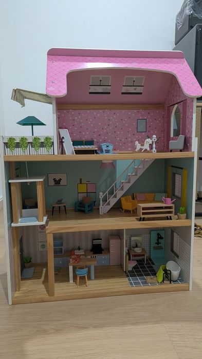 Casa de bonecas e acessórios