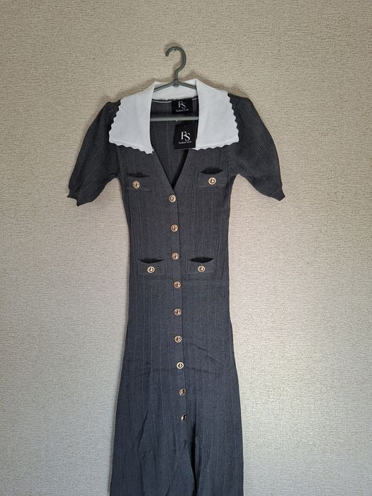 Трикотажна сукня міді з білим комірцем