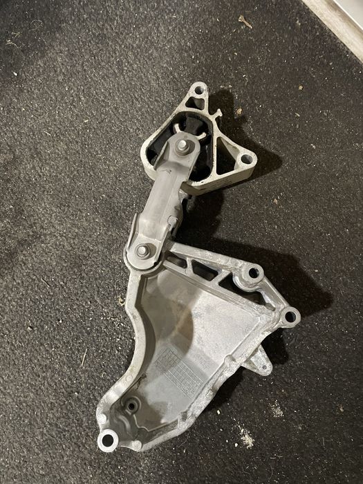 Подушка двигуна права з кронштейном mercedes infiniti qx 30 в зборі