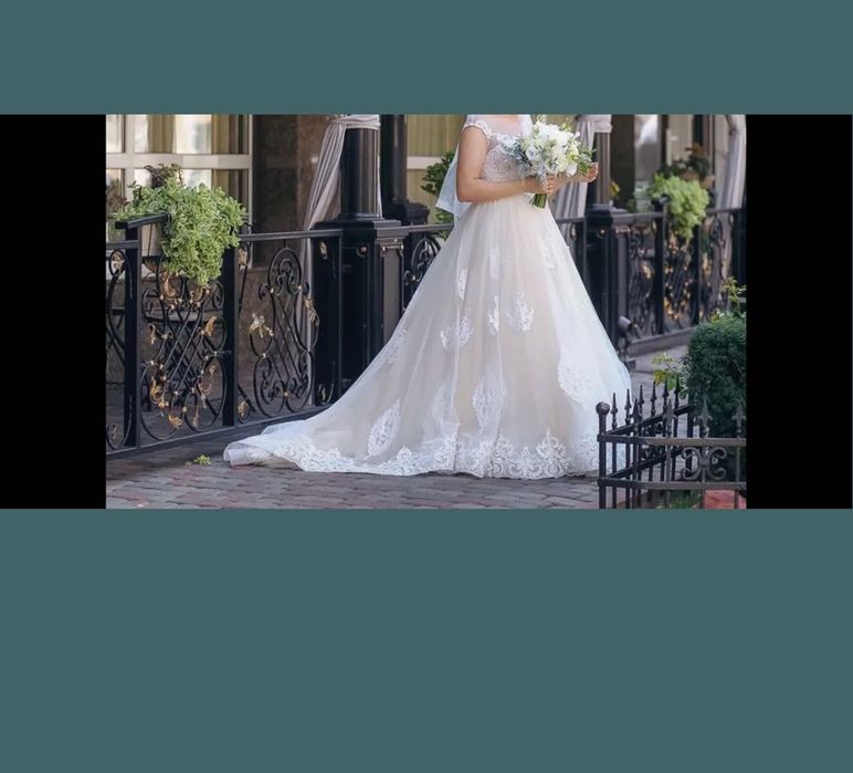 Весільна сукня зі шлейфом
