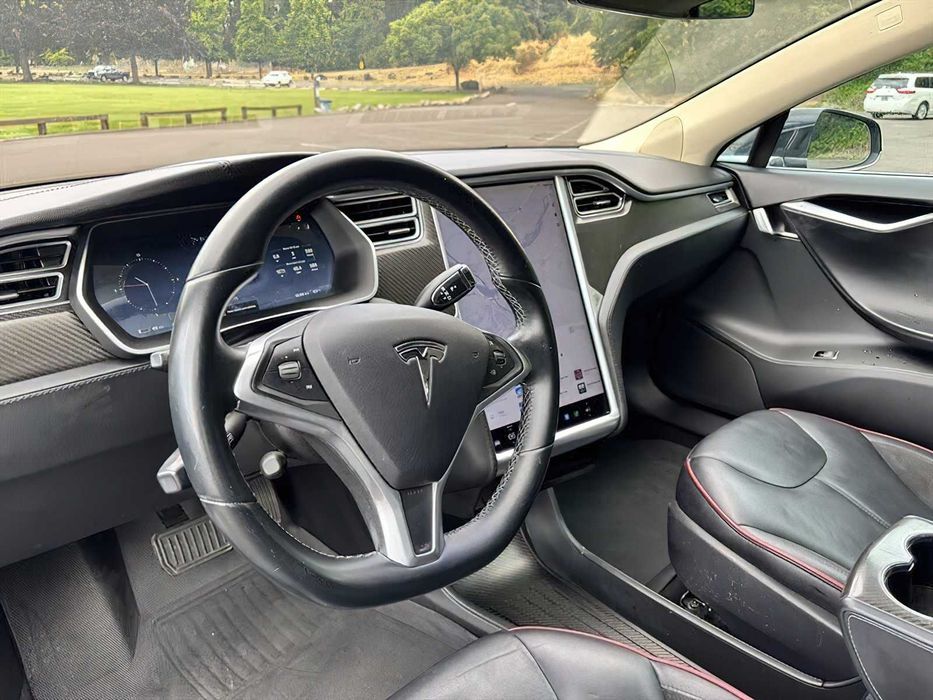 Tesla Model S      2015