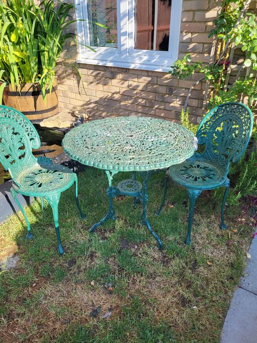 Zestaw całorocznych aluminiowych mebli ogrodowych. Stół +2 krzesła