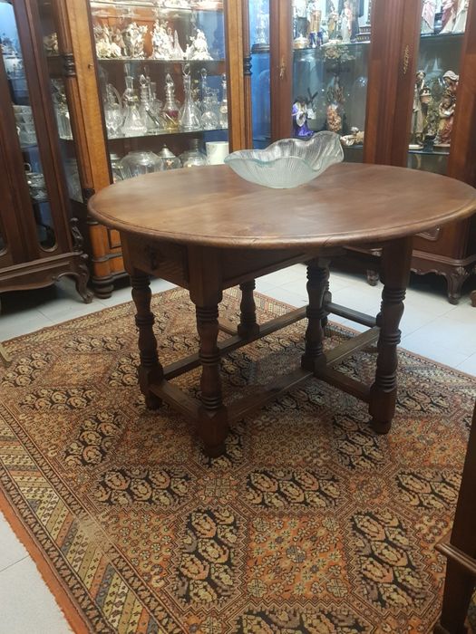 Mesa rústica redonda, com aumentos