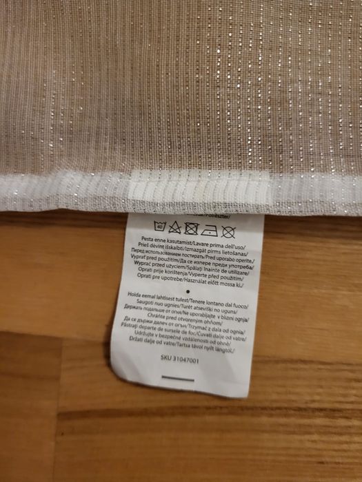 Przezroczyste,białe firanki na przelotkach w poziome pasy