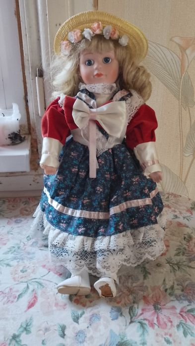 Фарфоровая кукла