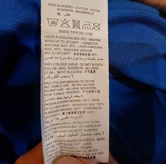 Camisola azul com palavra estampada
