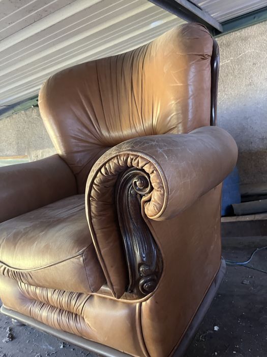 Sofá Pele com estrutura em madeira