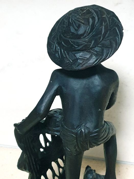 Escultura africana de um pescador em madeira exótica