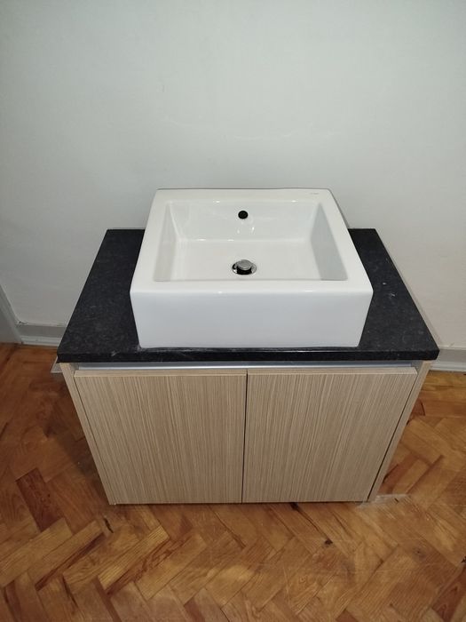 Móvel de WC, bancada de mármore, lavatório e espelho.