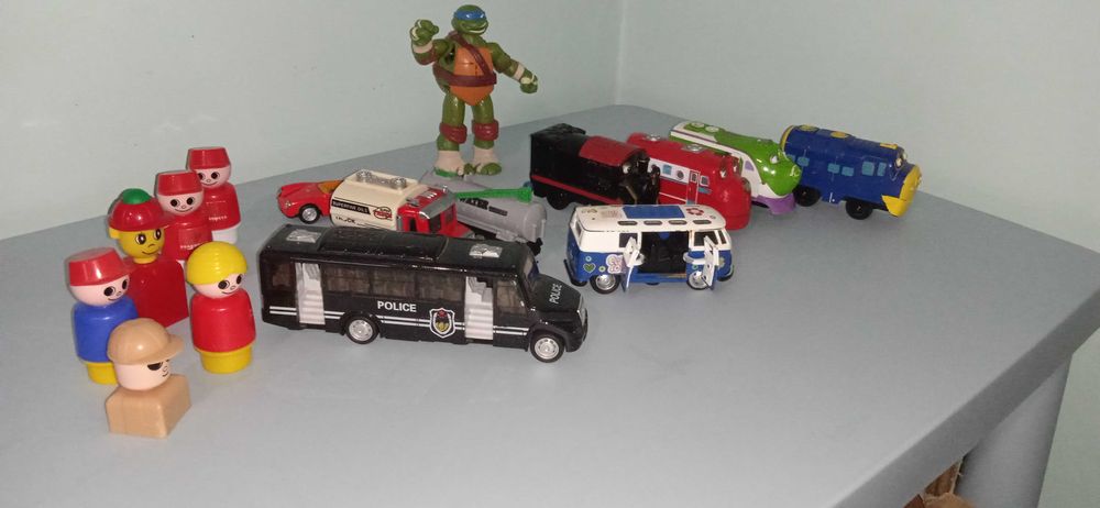 Zabawki (Stacyjkowo, samochody, żółw ninja, ludziki) lub na sztuki