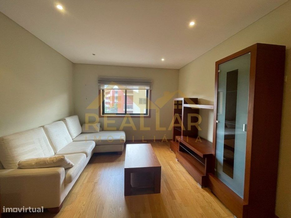 Apartamento T2 Mobilado com Box de Estacionamento em Localização Pr...