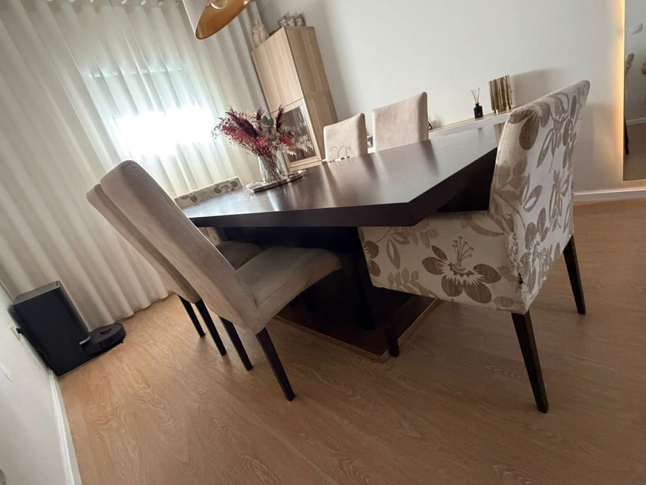 Mesa com 6 cadeiroes