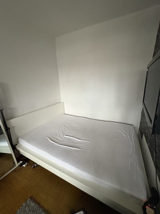 Łóżko 140x200 z materacem i stelażem