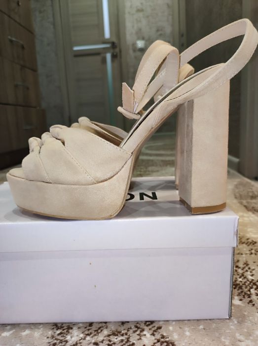 Женские босоножки