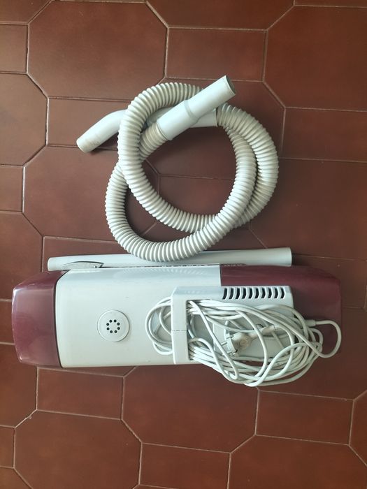 Aspirador muito antigo a trabalhar
