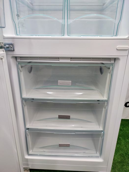Високий двокамерний з холодильник Miele KFN 29032 D ws A+++