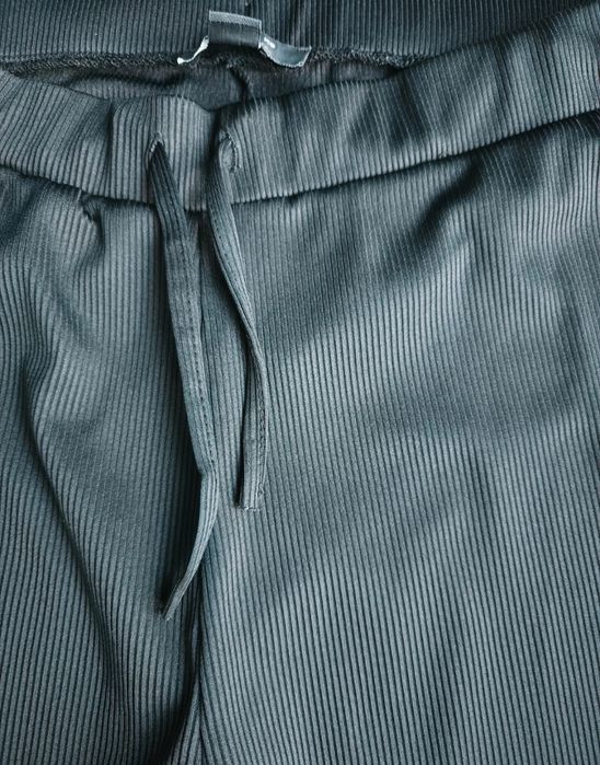 Czarne prążkowane legginsy 46/48