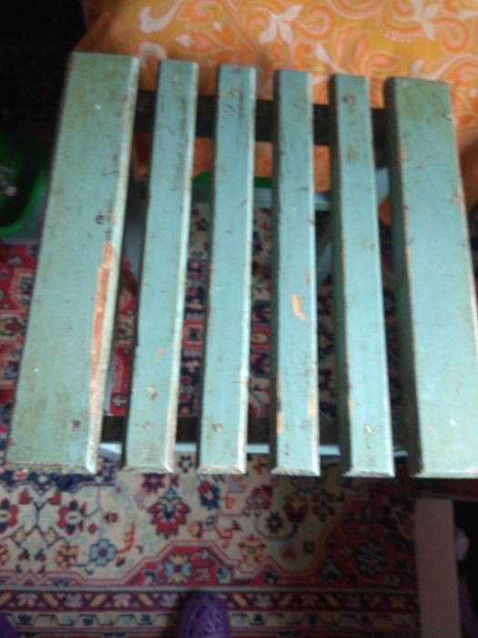 Продам  высокий деревянный  табурет