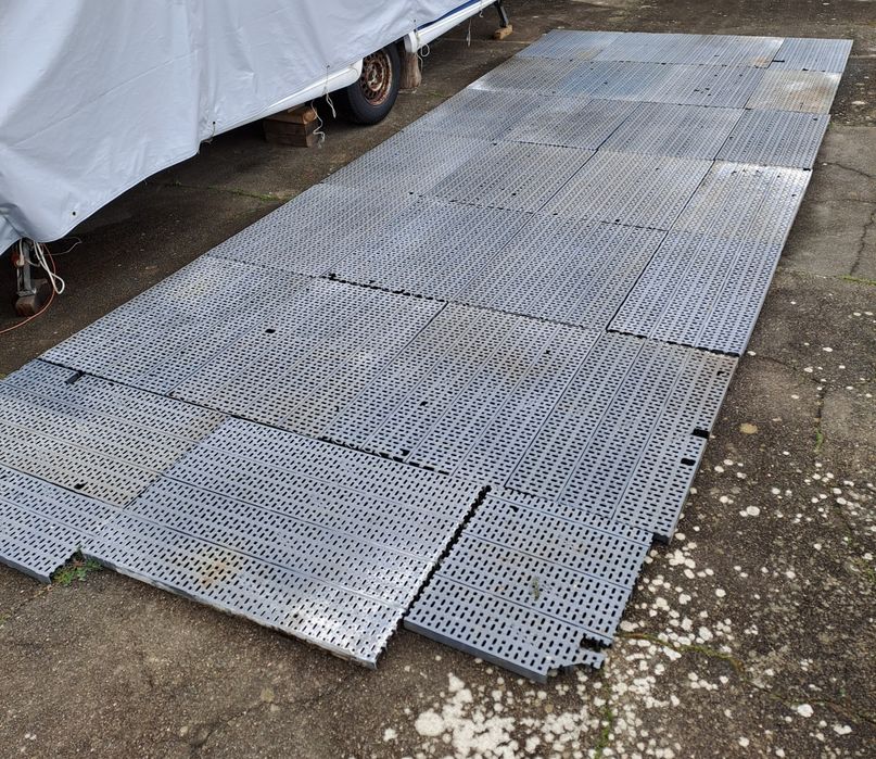 Estrado técnico em plástico para caravana ou outros fins.