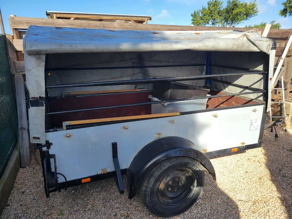 Reboque com a estrutura de cobertura e toldo