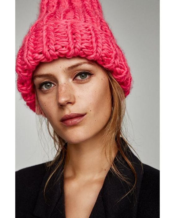 Шапки ZARA: рожева та бірюзова